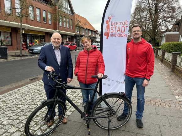 Bürgermeister Thomas Beckmann, Stadtplanerin Sabine Bönning und Sportak-tivator Christian Köhler freuen sich auf das Stadtwerke-Frühschoppen und den großen Fahrradtag am 26. Mai 2024